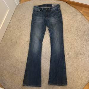 Super snygg crocker jeans i storlek 25/32 med defekter ett hål på knät som går att sy igen och några små fläckar kan skicka bättre bilder på det privata annars super snygga 💘