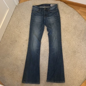 Jeans  - Super snygg crocker jeans i storlek 25/32 med defekter ett hål på knät som går att sy igen och några små fläckar kan skicka bättre bilder på det privata annars super snygga 💘