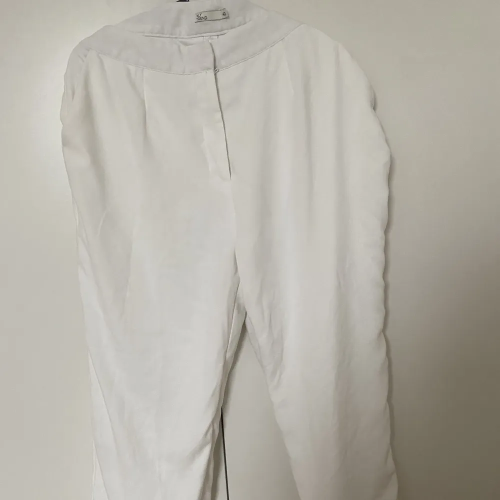 Skit snygg vit kostymbyxa använd få gånger💕. Jeans & Byxor.