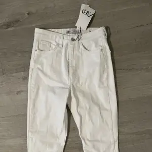 Säljer dessa oanvända vita jeans köpta från zara. Högmidjade. Slit nere på benen. Stl 36 