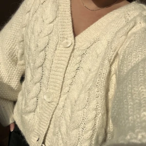 Stickad kofta - Säljer denna stickade koftan från H&M i alpaca blend. Superfin och knappt använd. 