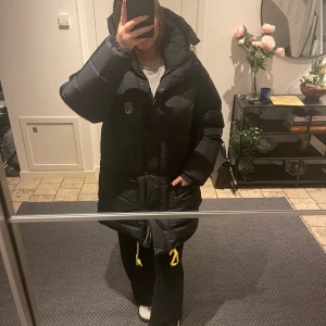 Fjällräven jacka - Säljer min fjällräven jacka som endast blivit använd under 1 vinter, den är väldigt sparsamt använd(inga täcken på användning) nypris ligger på 9000kr                                                 Mitt pris är 6500kr men kan diskuteras 