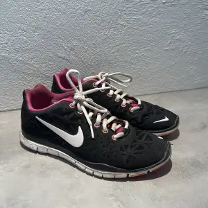 Svarta Nike skor. Perfekt promenadskor/ vardagssko.  Storlek 36,5. Använda med ok skick!