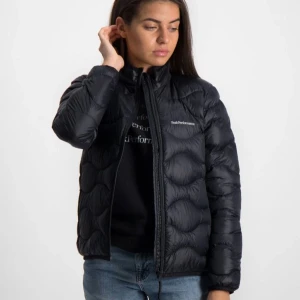 Peak Performance jacka - Säljer nu min jättefina Peak Performance jacka då jag inte har användning av den längre❤️ ganska bra skick, använd men inga defekter❤️nypris/köpt för 1800, pris kan diskuteras 