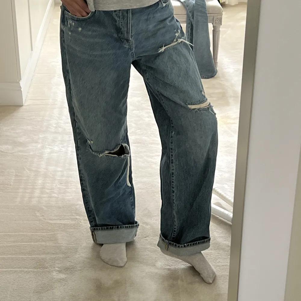 Supersnygga zara jeans, som är lite ljusare än på bilden. Storlek 40 o sitter lite oversize på mig som som har oftast 38.❤️. Jeans & Byxor.