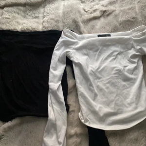 2st offshoulder tröjor - Säljer dessa 2 st off shoulder tröjor i svart och vit då de inte kommer till användning! Strl XS på båda! 