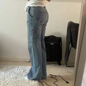 Jeans från zara i storlek 40 men passar även mindre storlekar om man vill ha dem lösare💕