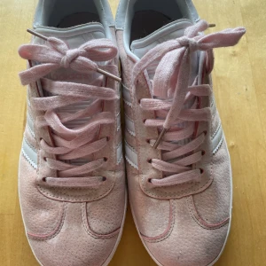 Adidas 39 - Säljer min adidas nm 39.