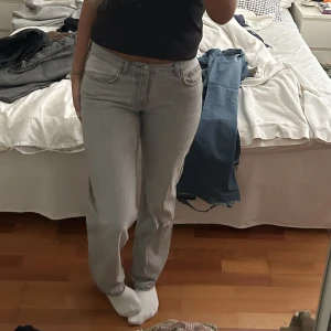 gina tricot jeans - säljer mina superfina jeans från gina som tyvärr inte kommer till användning, knappt använda💕💕hör av er vid fler frågor!💕