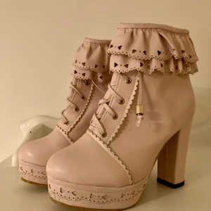 Rosa platåboots - Ljusrosa platåskor / boots i gyarustil 💖 Storlek 38 💖 Varsamt använda men har några märken på tårna. 