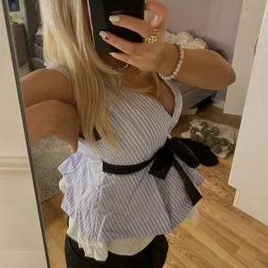 supersöt zara topp - så så fin oanvänd zara topp som inte går att få tag på längre! säljer pga jag inte kan stänga den över brösten:/ (dragkedja bak) 