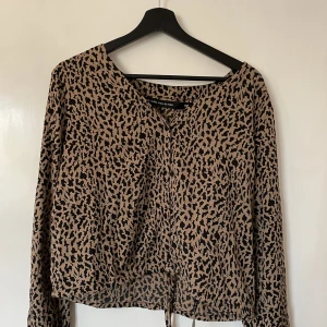 Blus  - Blus leopard gott skick.