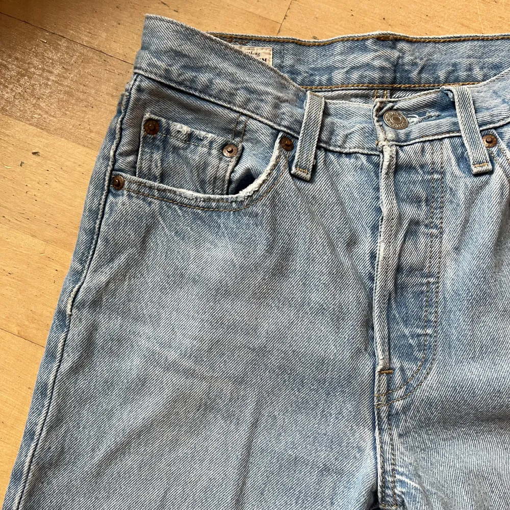 Säljer dessa jättesnygga Levis jeans i modellen 501!💕Storleken är W24 L30 och de är använda ett fåtal gånger därför är de i bra skick😍 Kan såklart diskutera pris!. Jeans & Byxor.