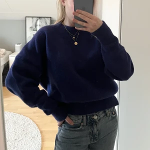 Tröja från Zara - Säljer denna både fina och sköna tröja från Zara med en fin blå färg💙Tröjan är i ett fin skick då den endast använts ett fåtal gånger😍 Kan såklart diskutera pris🫶