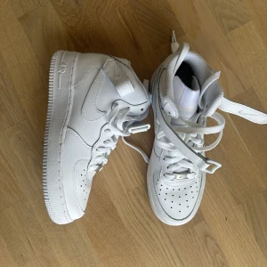 Nike Air Force 1 Mid - Säljer mina Air Force 1 Mid då de inte kommer till användning. Storlek 38,5 och i nyskick.