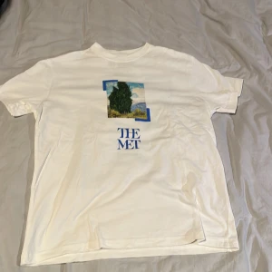 T-shirt  - En härlig T-shirt på Metropolitan 10/10 skick aldrig använd storlek xs 