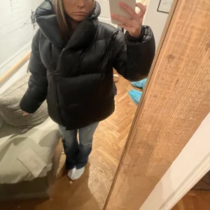 Jacka Filippa k - Säljer denna så snygga jacka från Filippa k 🥰nästan oanvänd Går ej att köpa längre i butik, köpte den för 8000kr