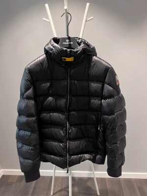 PARAJUMPERS Pharrell - Svart - Hej säljer min PARAJUMPERS Pharrell - Svart  - Storlek L  Använt den lite mindre än 1 månad förra vintern, den är i nyskick inga som helst fel. Det är den senaste modellen, den är köpt på Johnells kvitto finns. Nypris i Johnells 6500kr.  