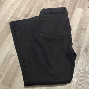Flared jeans - Perfekta jeans för den som gillar timglasfigur. Sitter perfekt runt höfter och lår och kramar de på perfekt vis. Jättesnygga jeans som är uppsydda för den som är 160-167. Inte avklippta så kan enkelt sprättas upp till orginallängd. 