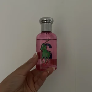 Ralph Lauren parfym - Luktar jättegott, som blandning av godis, frukt och blommor. Använd några gånger men mycket kvar. 