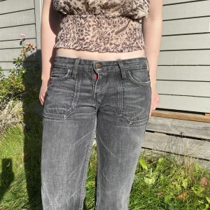 grå lågmidjade jeans - Säljer mina favvo vintage jeans som tyvärr blivit lite för små! Jag är 170 och de når precis ned till golvet!   MIDJEMÅTT 38-tvärs över INNERBENSLÄNGD 90