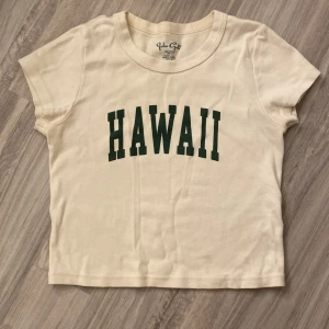 Topp  - Säljer denna söta topp från brandy melville. Storleken är i one size men skulle uppskatta till xs/s. Tröjan är anvönd fåtal gånger och därför i mycket bra skick. Meddela gärna vid frågor. 💕💕