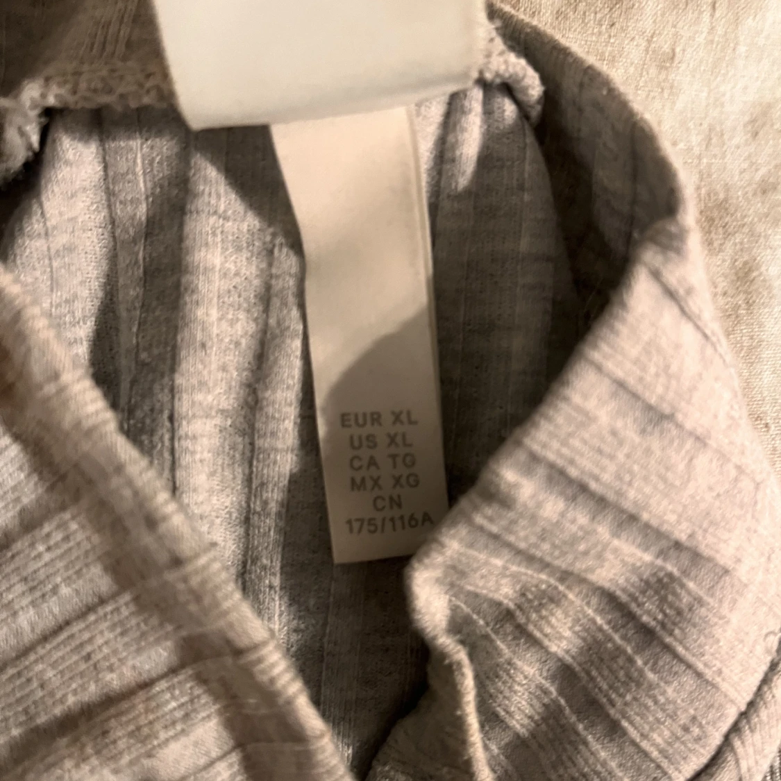 Grå croppad långtröja - 91