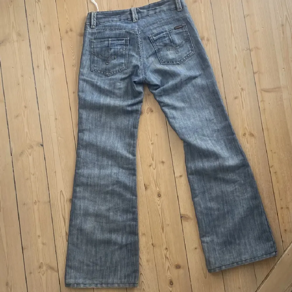 Säljer mina lågmidjade bootcut jeans 💗 Midejmått:76cm Innerbenslångd:78cm Är som en s i normal längd Lånade bilder . Jeans & Byxor.