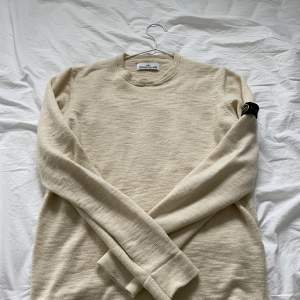 Säljer min stickade stone island tröja. Mycket fint skick och den säljs inte längre! Köpte ny för 3199! Pris kan diskuteras!!