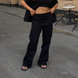 cargobyxor - Cargobyxor från A-dsgn. Svarta men man ser modellen tydligare i den gröna färgen, därav har jag med de bilderna💕