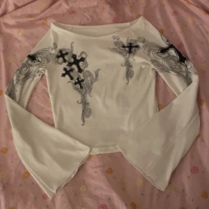 Tröja - Jättefin tröja, använd ca 3 ggr men inte riktigt min stil<3 utsvänga armar och off shoulder Från romwe/shein