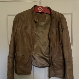 Skinn jacka  - Vintage beige skinn jacka från primeboots i storlek 42! Nypris ca 3600💕