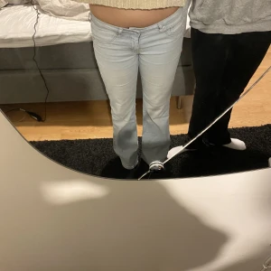 Low waist bootcut  - Säljer dessa jätte fina low waist bootcut jeans från hm, bra skick. Säljs inte längre💕jag är 1,69cm 