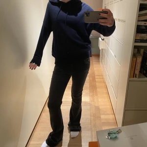 Lisa yang tröja  - Super fin Lisa yang cashmere huddie. Bra skick, nypris 3000❤️‍🔥