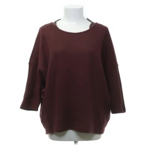 Trekvartsärmad tröja - Så fin trekvartärmad tröja från märket yessica by c&a med en fin spets i nacken. Säljer för att den ej satt bra på mig. Storlek M men passar xs-m beroende på hur man vill att den ska sitta 💕💕