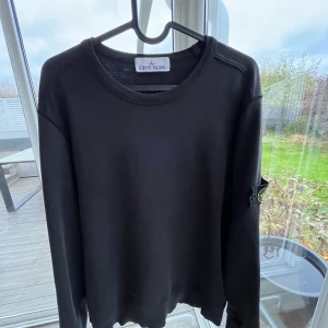 Stone island sweatshirt  - En stone island sweatshirt som inte har kommit till användning därför säljer jag priset går och diskutera vid direkt köp , tar emot byten🫡
