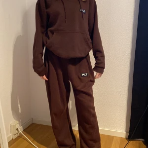 Sett från PLT  - Brunt sett från Plt, bra skick, S i hoodie och M i byxorna