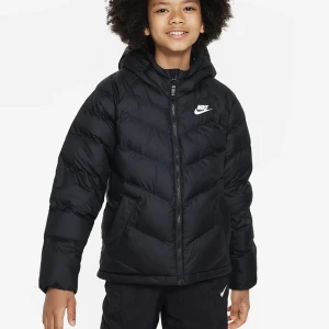 Nike vinterjacka  - Säljer min vinterjacka, använd endast en vinter så är i nyskick. köp för ca 800-900 säljer för 650, kan möjligtvis sänka pris till 600. Kom privat för egna bilder på jackan och bild på storlek!!!!