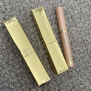 Rebecca Stella concealer - Säljer 2 stycken cover concealer ifrån Rebecca Stella i färgen 01. Dom är båda helt oöppnade i kartong.  1 för 100 eller båda för 170kr 