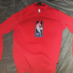 Boss x NBA sweatshirt - Köpt runt 2 år sen, använd 1-2 gånger. Nypris 1000kr (säljs ej längre av boss). Storlek S men passar även M.
