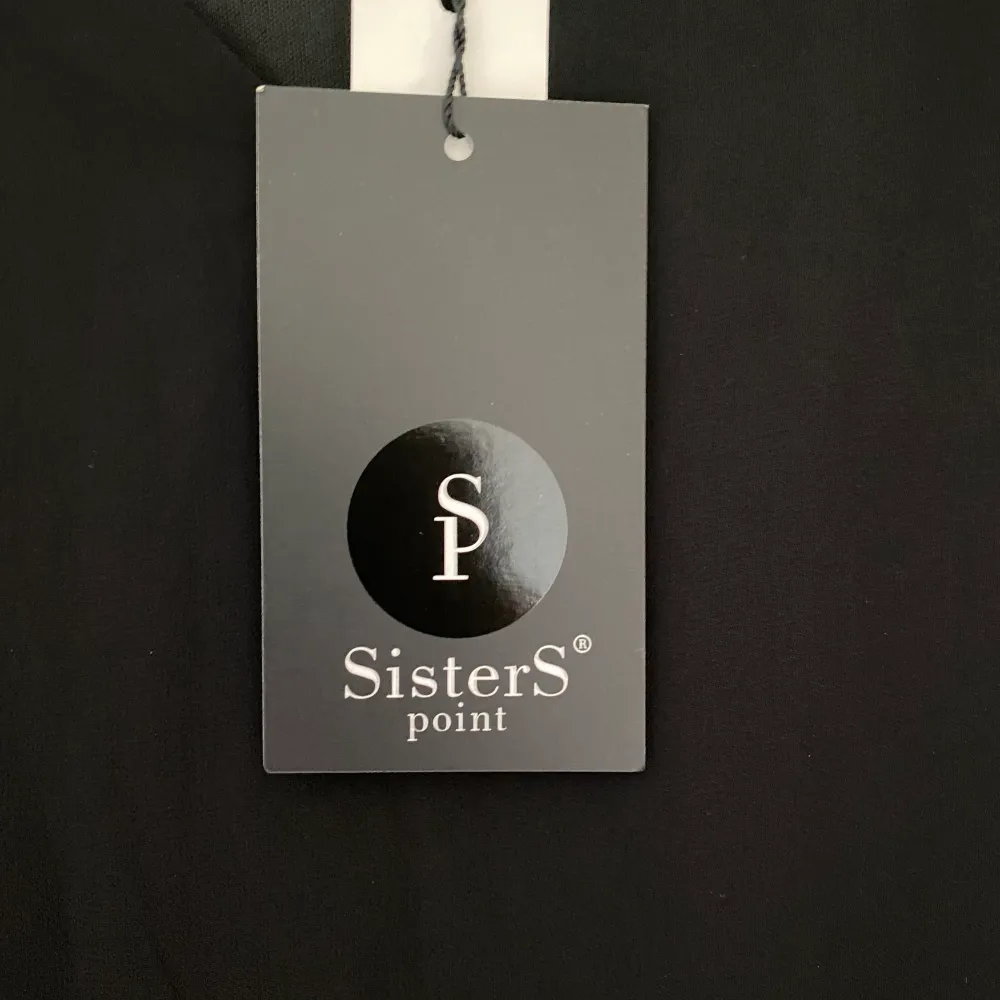 Klänning från Sisters Point, modell Elux.  Storlek: L Material: Polyester Helt ny, men utan prislapp.. Klänningar.