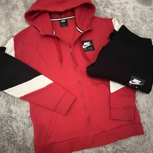 Nike tracksuit - Skön nike tracksuit. Gammal modell som finns inte längre o köpa. Passform är som nike tech och den är i jätte bra skick. Skriv för funderingar eller fler bilder:)