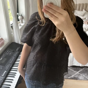 fest topp - Super fin topp/blus från H&M, fint skick aldirg använd💖 !!TRYCK PÅ KÖP NU!!