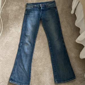 Wrangler jeans. Längd är ca 97cm och midjemått är ca 36cm