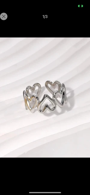 Ring - Jättefin justerbar ring med hjärtan som motiv. Helt i nyskick!