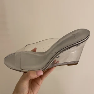 Amina Muaddi liknande klackskor  - Helt oanvända. Ordinarie pris 900kr. Slutsålda. Klackhöjd: 9 cm. Inprincip kopior av amina muaddi skorna som kostar runt 10 tusen. läs gärna min bio innan ni kontaktar mig