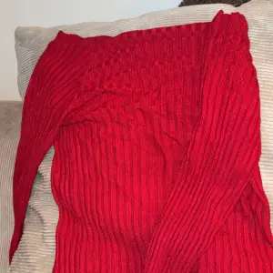 Röd tröja öppna Axlar  Använd fåtal gånger 