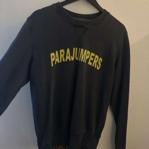 Parajumper tröja - Riktigt snygg och bekväm parajumper tröja, köptes i våras men har aldrig kommit till användning så den är i nyskick!! Vid frågor osv är de bara att skriva!!
