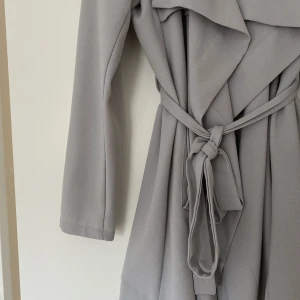 Vårkappa - Lite tunnare kapp, passar bra till våren. Sparsamt använd :) 