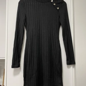 Klänning  - Snygg, elegant ribbad klänning med guldknappar 